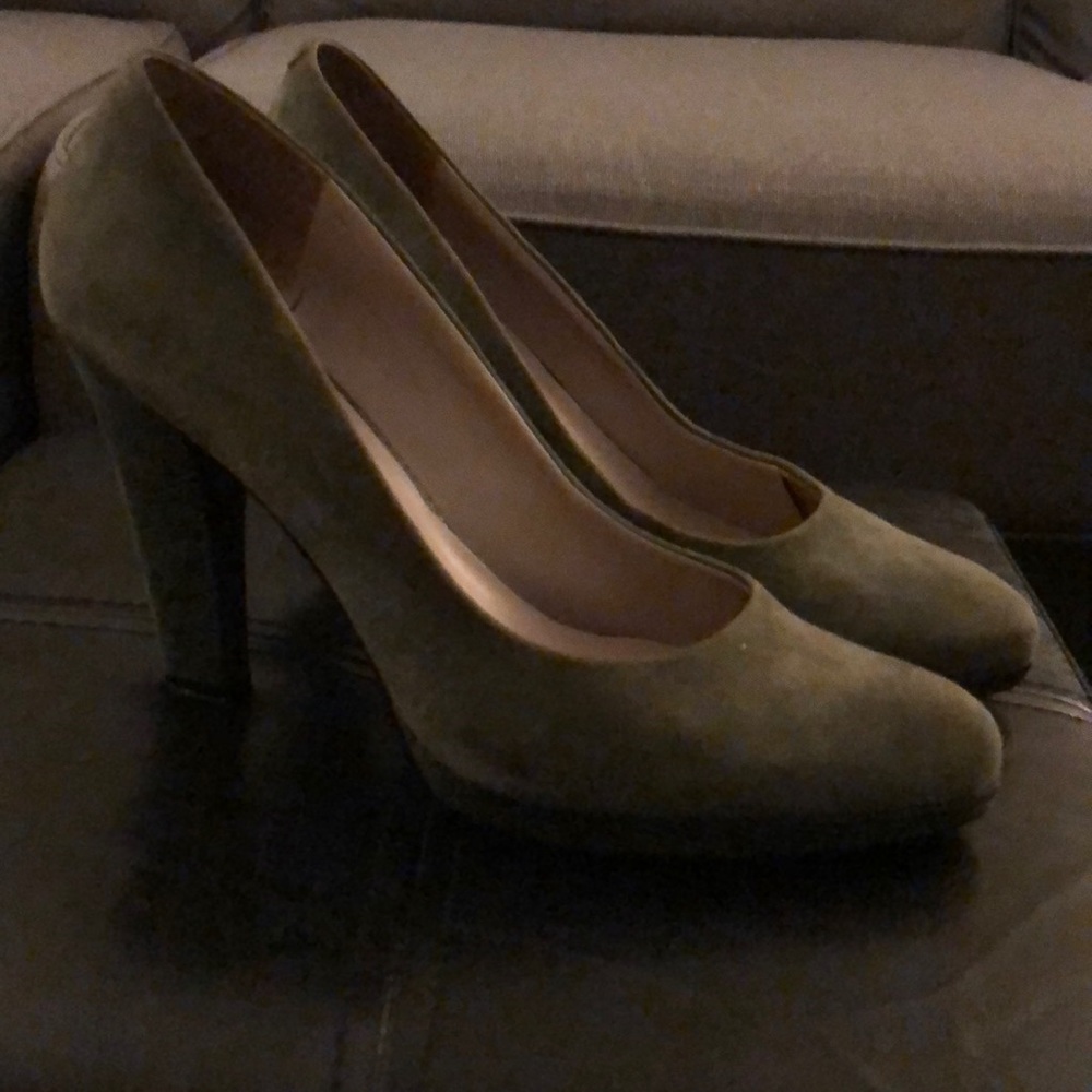 Moss green suede pumps